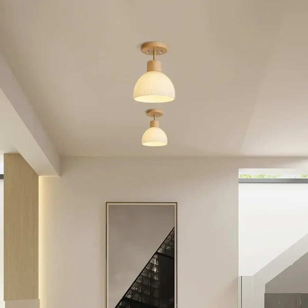 Plafonnier scandinave en bois et verre opalin blanc