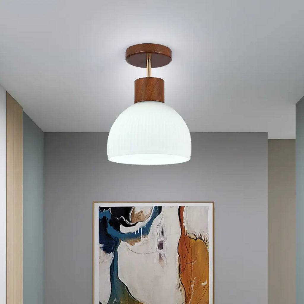 Plafonnier scandinave en bois et verre opalin blanc