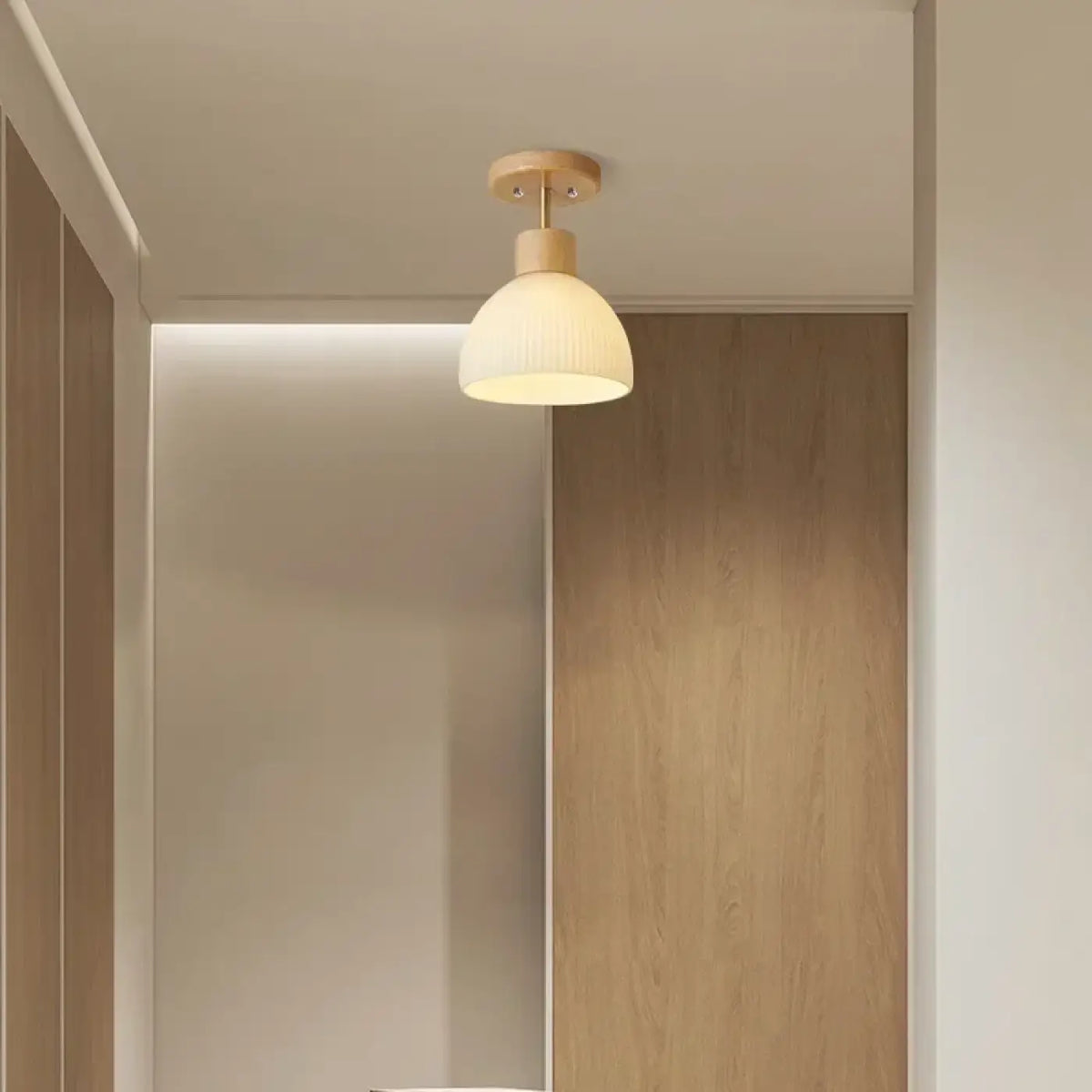Plafonnier scandinave en bois et verre opalin blanc
