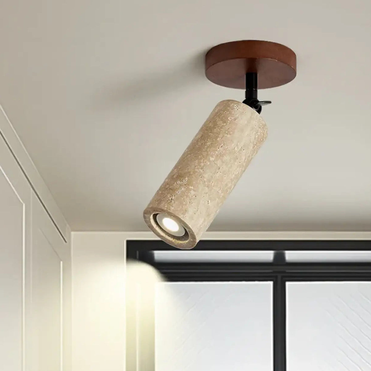 Plafonnier à spots orientables en travertin jaune et bois