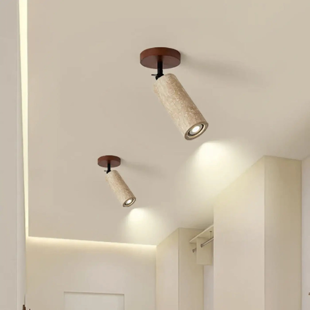 Plafonnier à spots orientables en travertin jaune et bois