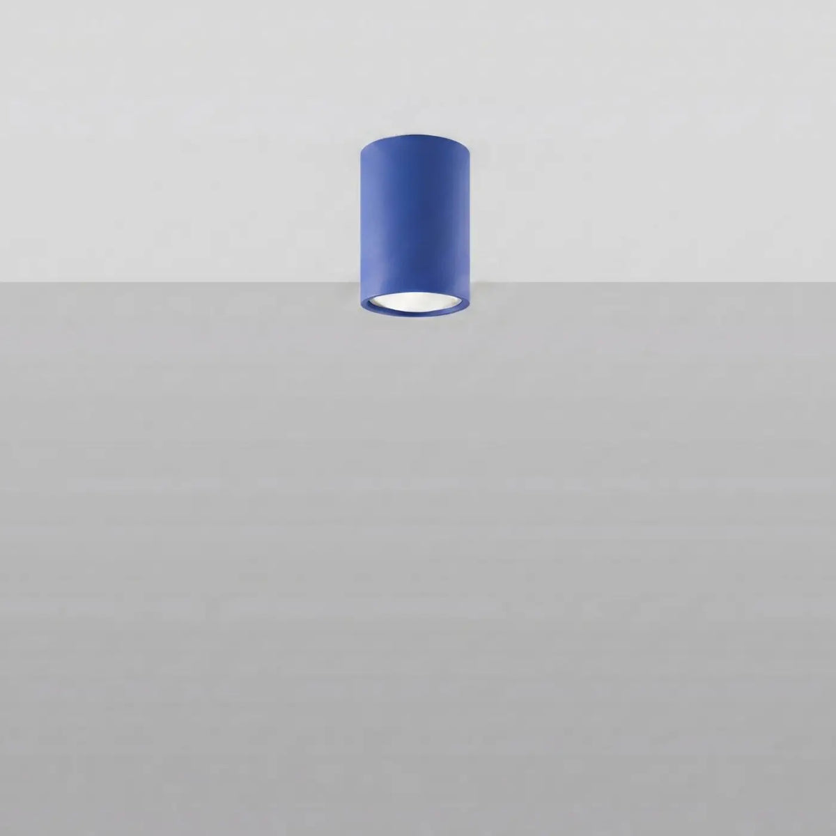 Plafonnier tube en acier lisse, seul ou par 3 ou 5 sur rosace, outremer