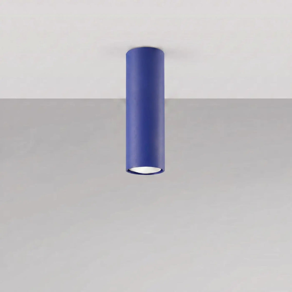 Plafonnier tube en acier lisse, seul ou par 3 ou 5 sur rosace, outremer