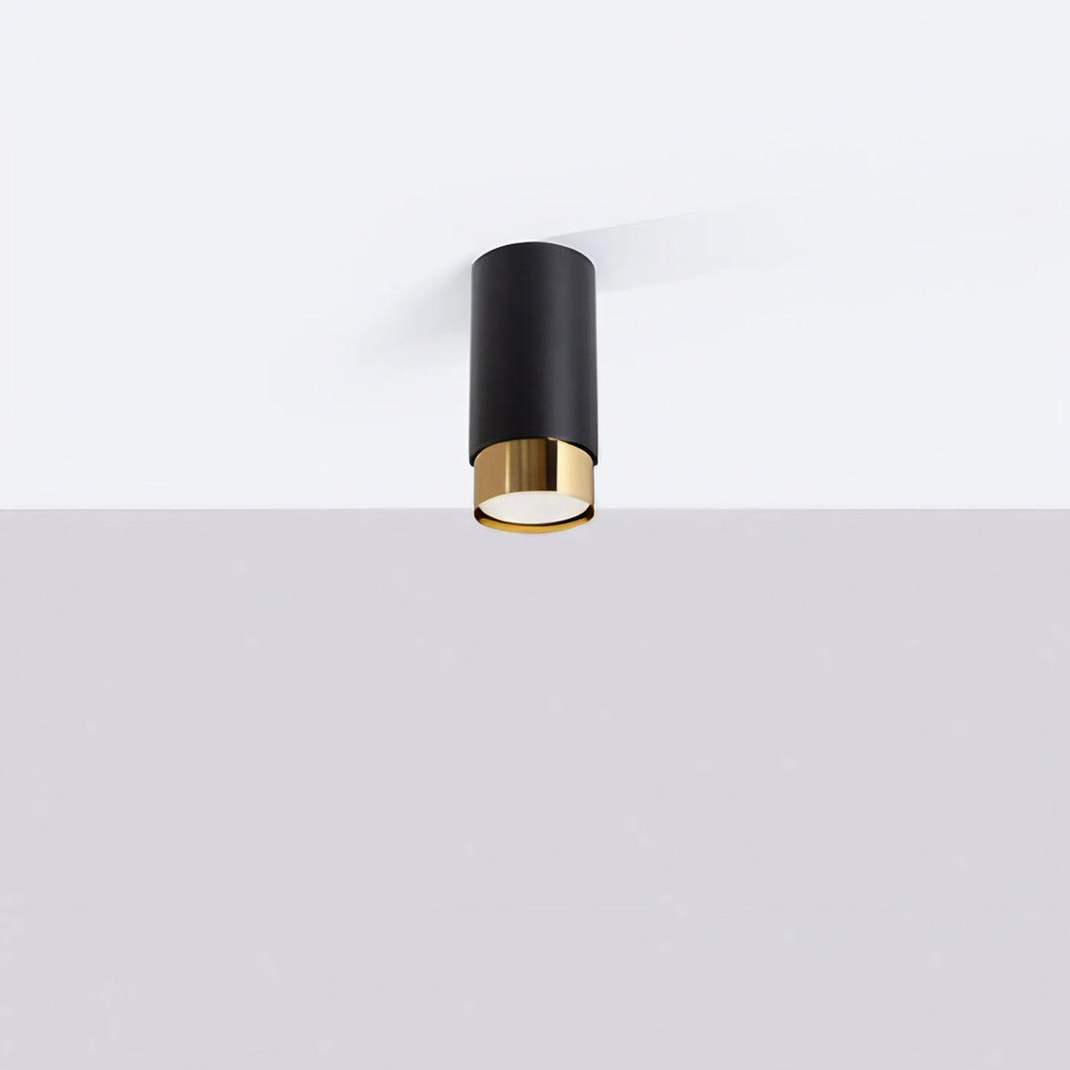 Plafonnier tube en acier noir mat à bague dorée, 12,5 cm