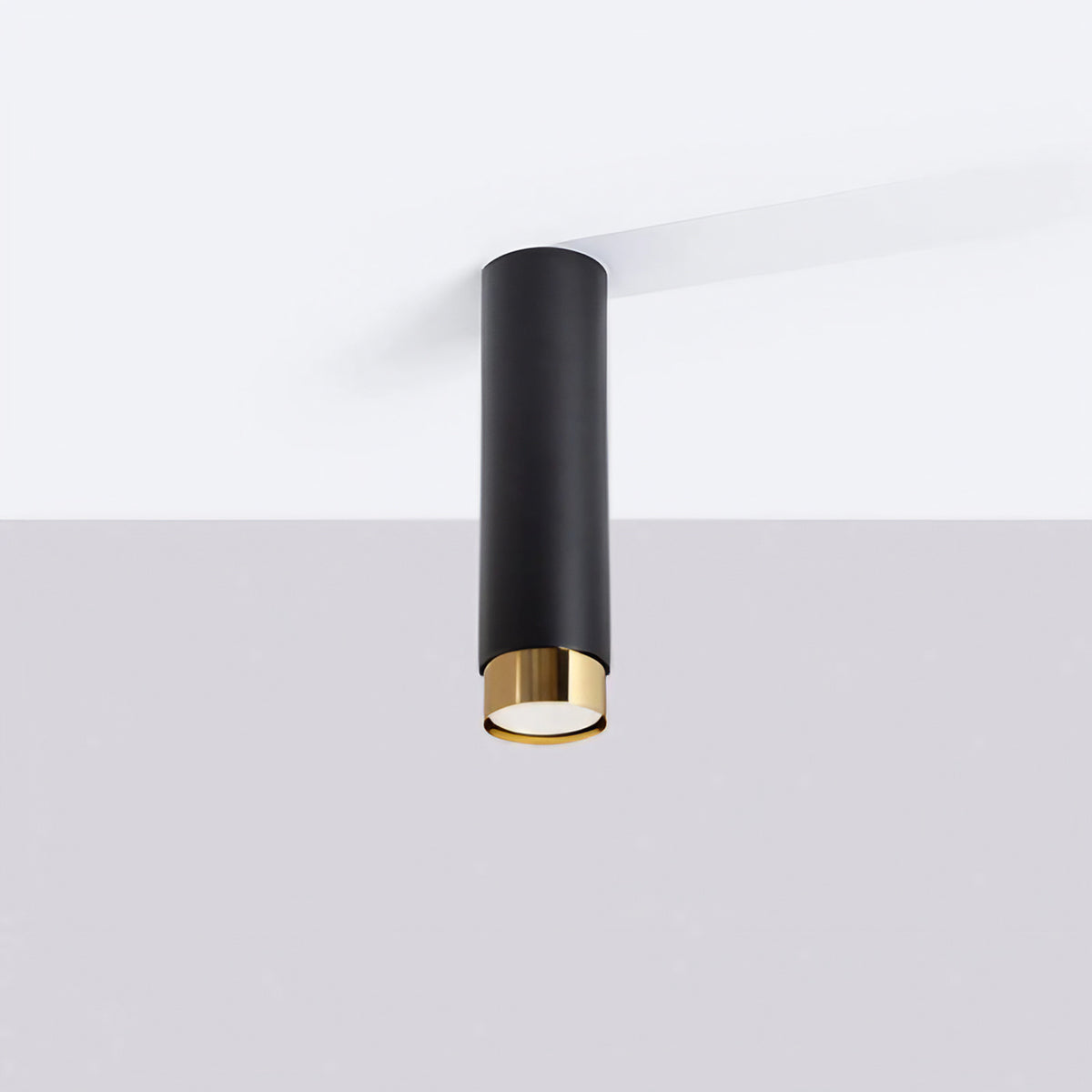 Plafonnier tube en acier noir mat à bague dorée, 22,5 cm