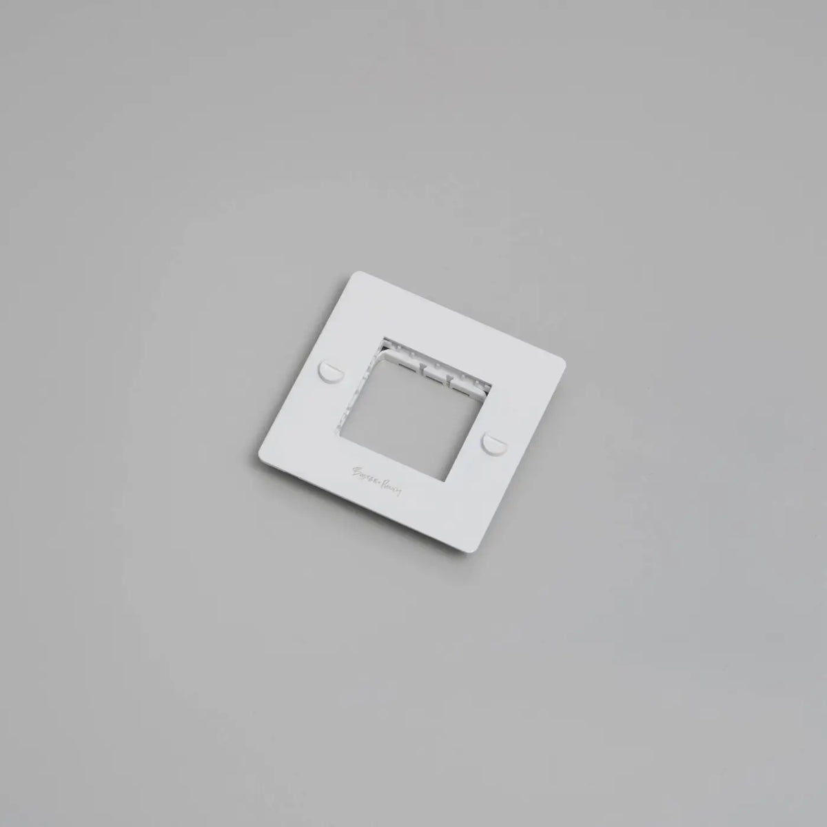 Plaque murale en métal pour prises, sans inserts, 1 à 4 postes, blanc