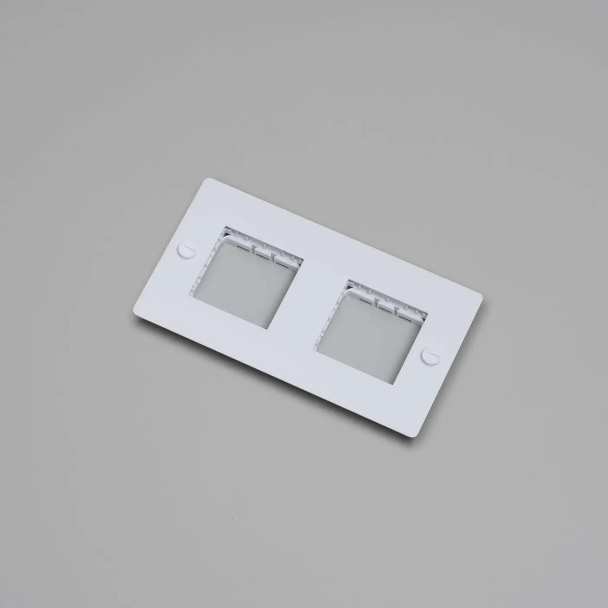 Plaque murale en métal pour prises, sans inserts, 1 à 4 postes, blanc
