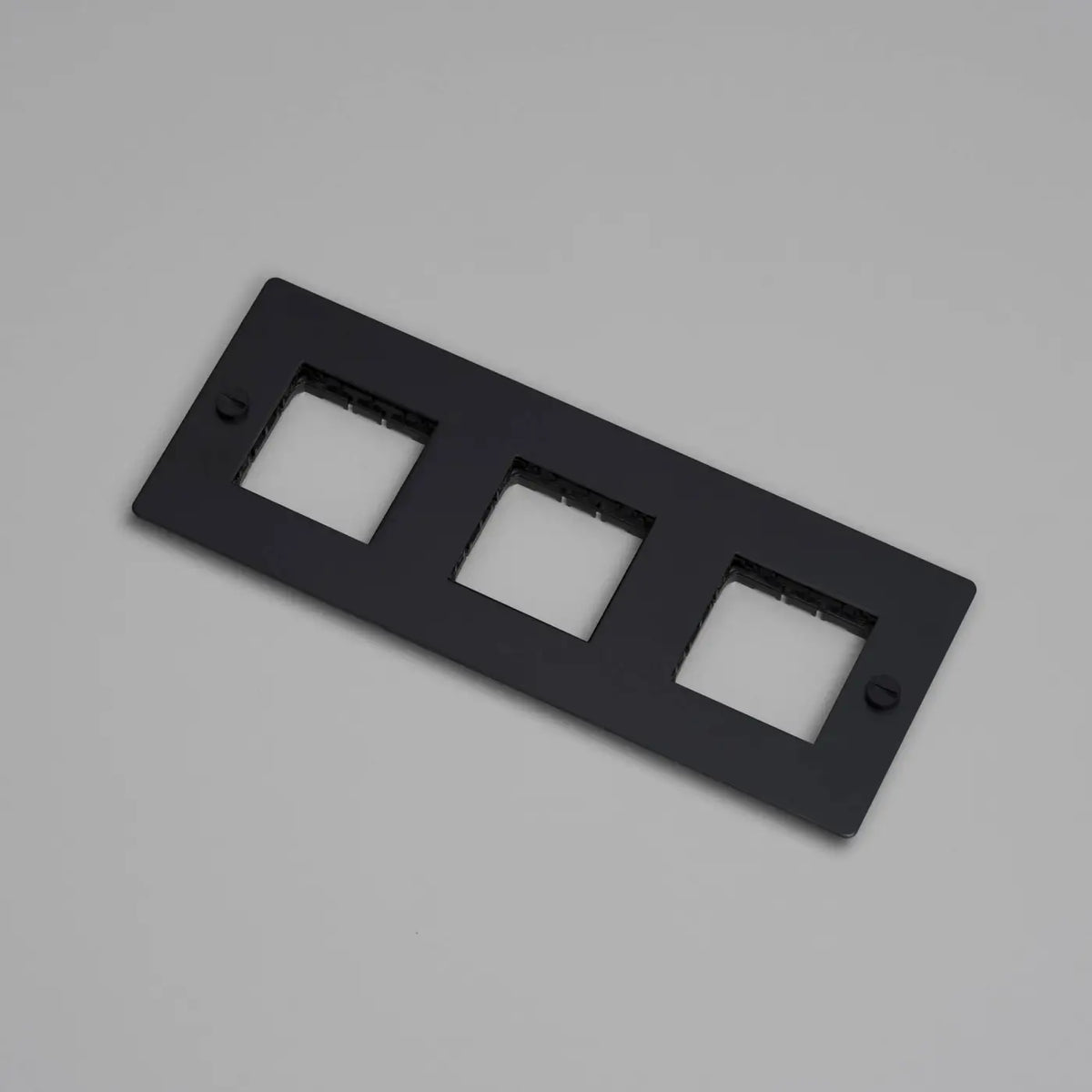 Plaque murale en métal pour prises, sans inserts, 1 à 4 postes, noir