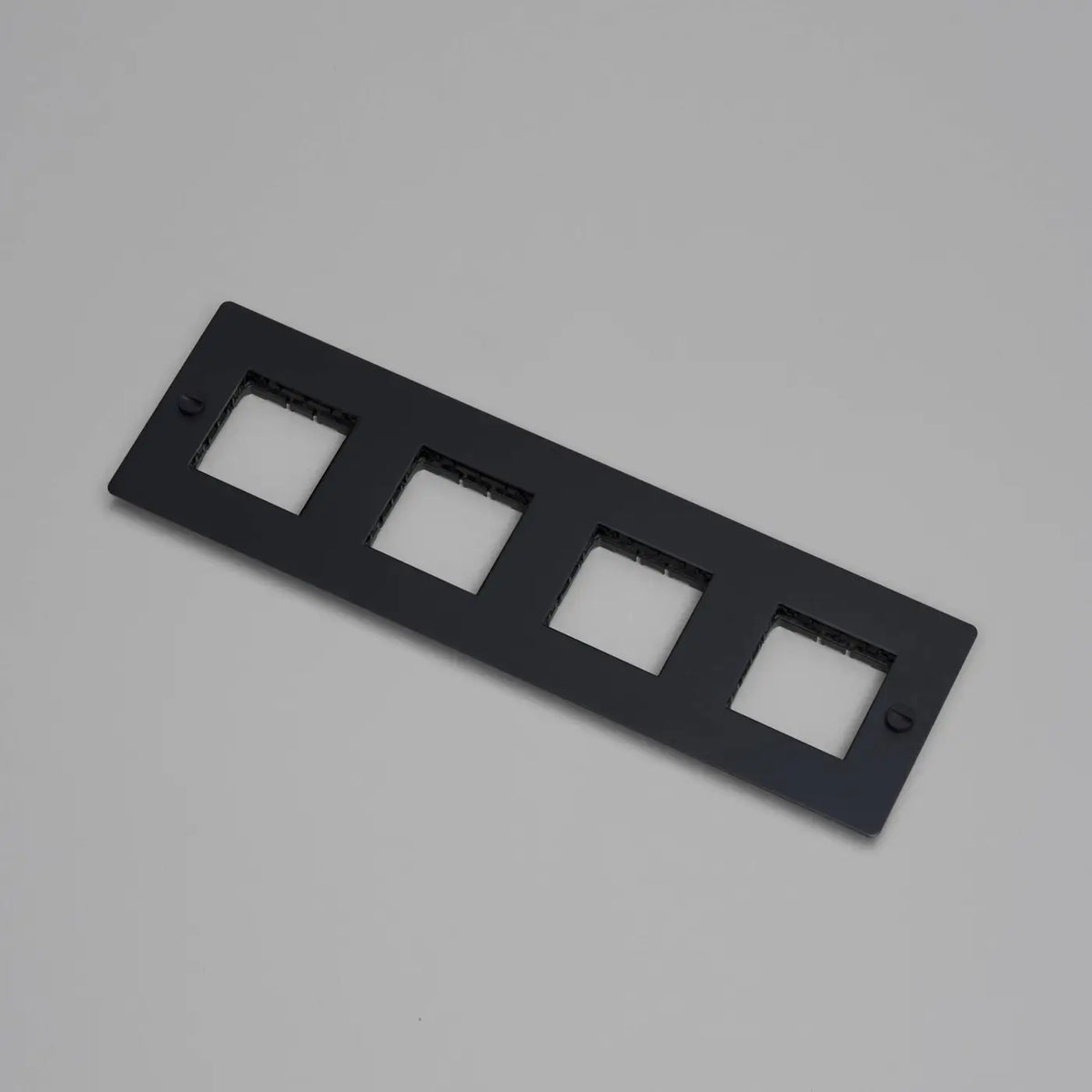 Plaque murale en métal pour prises, sans inserts, 1 à 4 postes, noir