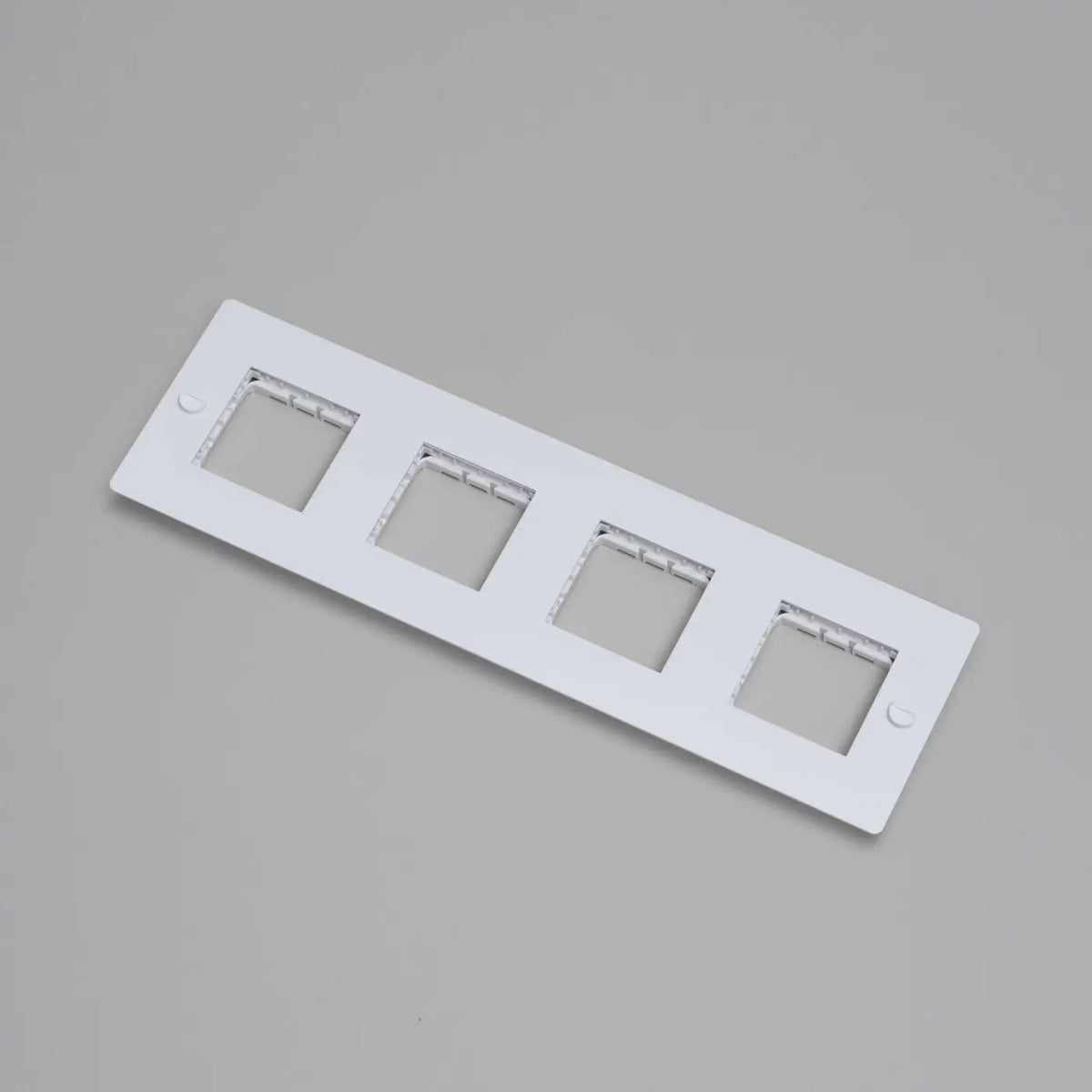 Plaque murale en métal pour prises, sans inserts, 1 à 4 postes, blanc
