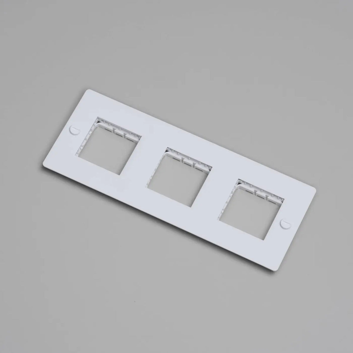 Plaque murale en métal pour prises, sans inserts, 1 à 4 postes, blanc