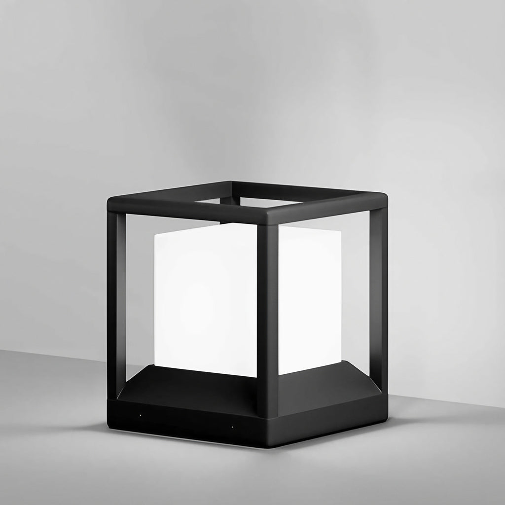Potelet extérieur compact à cadre ajouré en acier noir, IP65