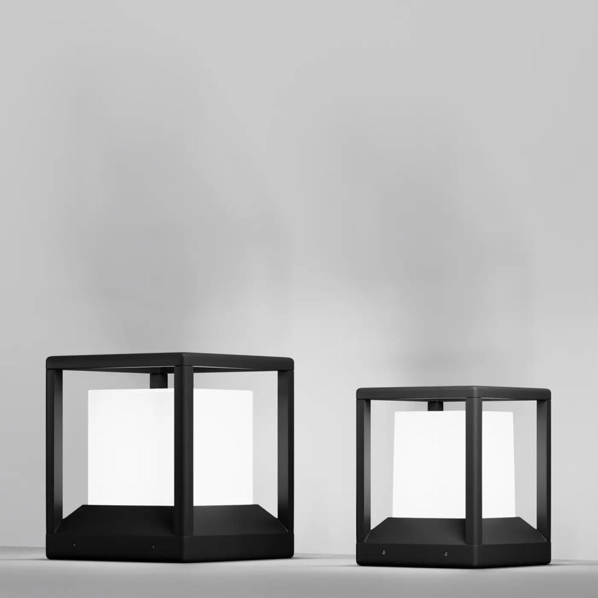 Potelet extérieur compact à cadre ajouré en acier noir, IP65