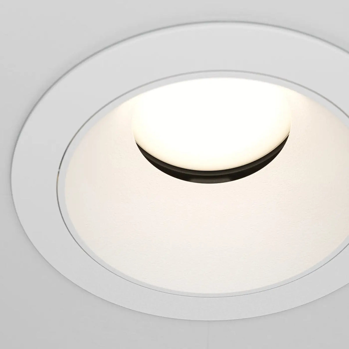 Spot encastré rond en acier avec enjoliveur, deux coloris