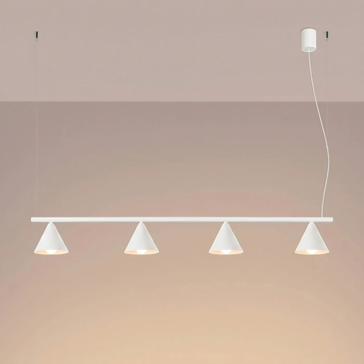 Suspension barre à 4 cônes en acier, 122 cm, 15 coloris