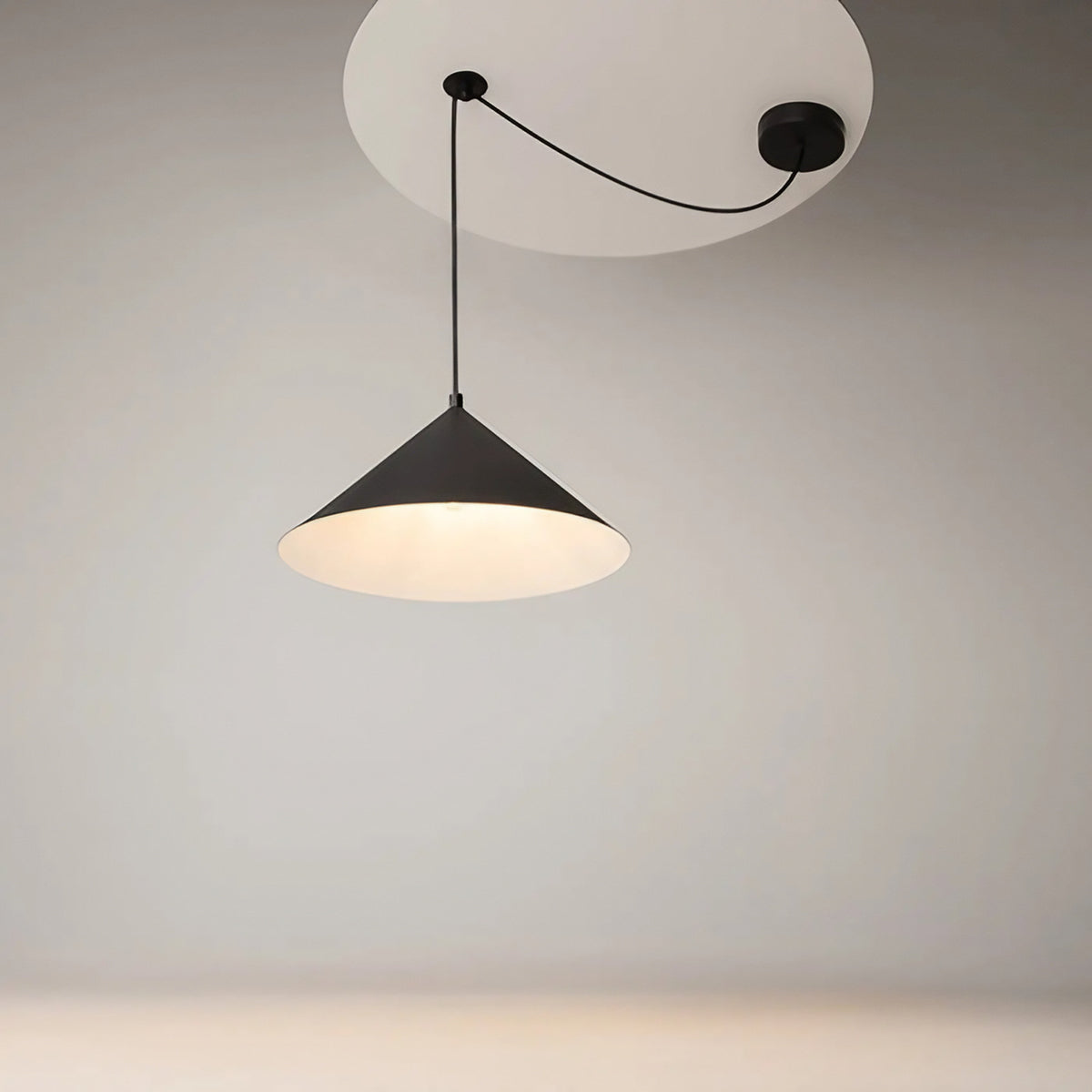 Suspension conique en métal mat, 35 cm, quatre coloris