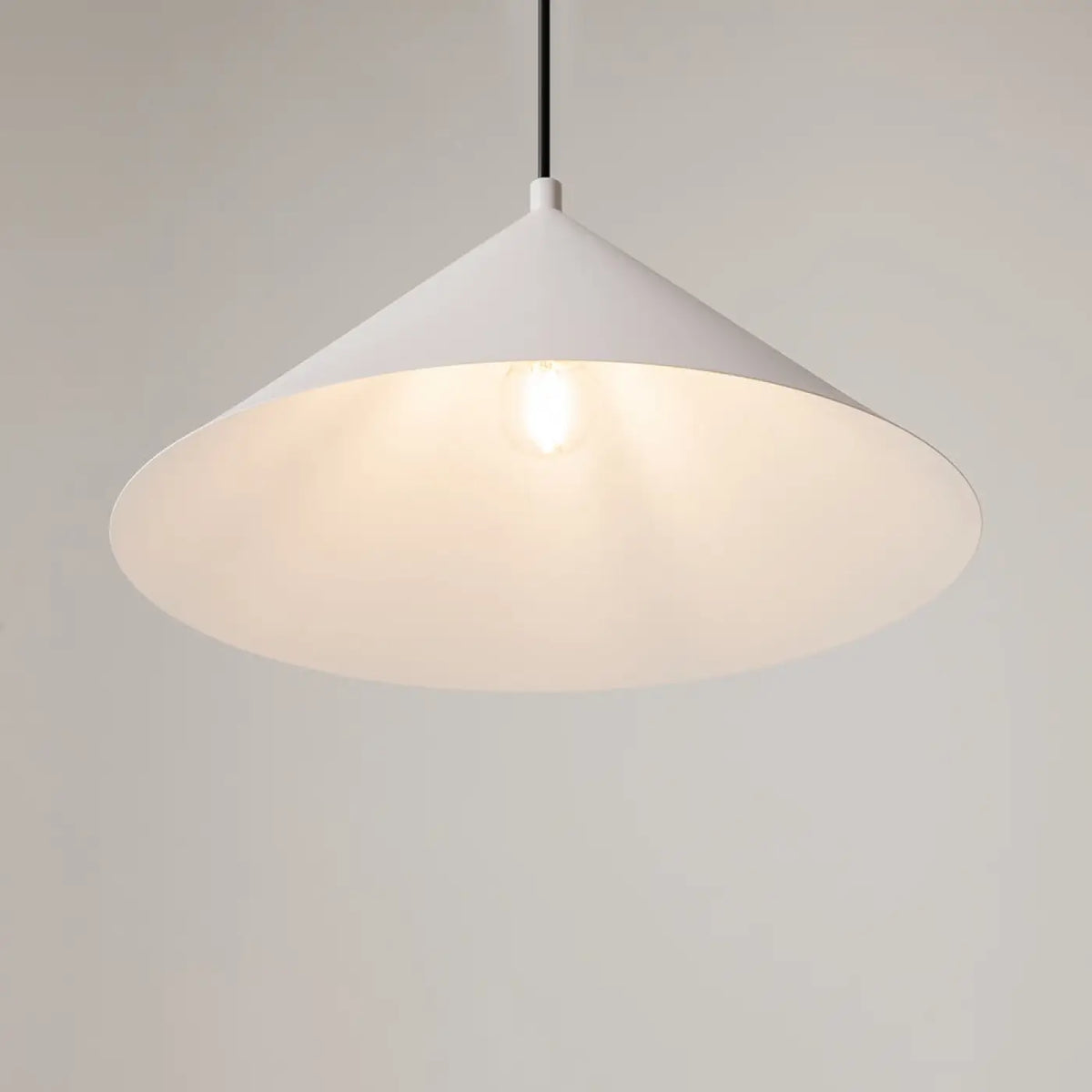Suspension conique en métal mat, 35 cm, quatre coloris