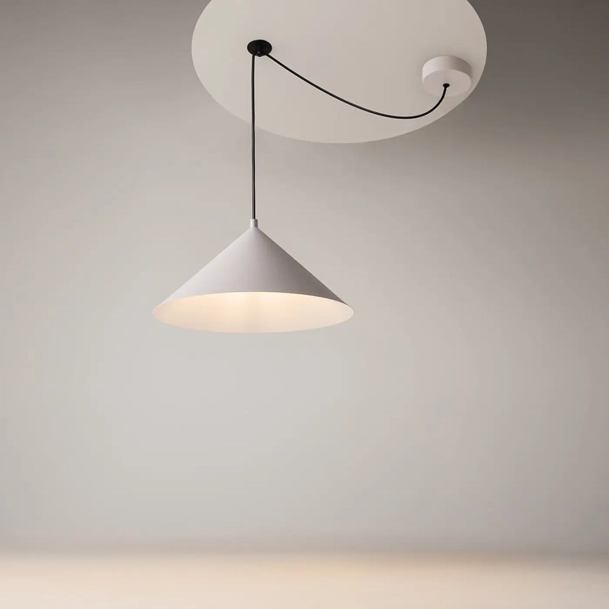 Suspension conique en métal mat, 35 cm, quatre coloris