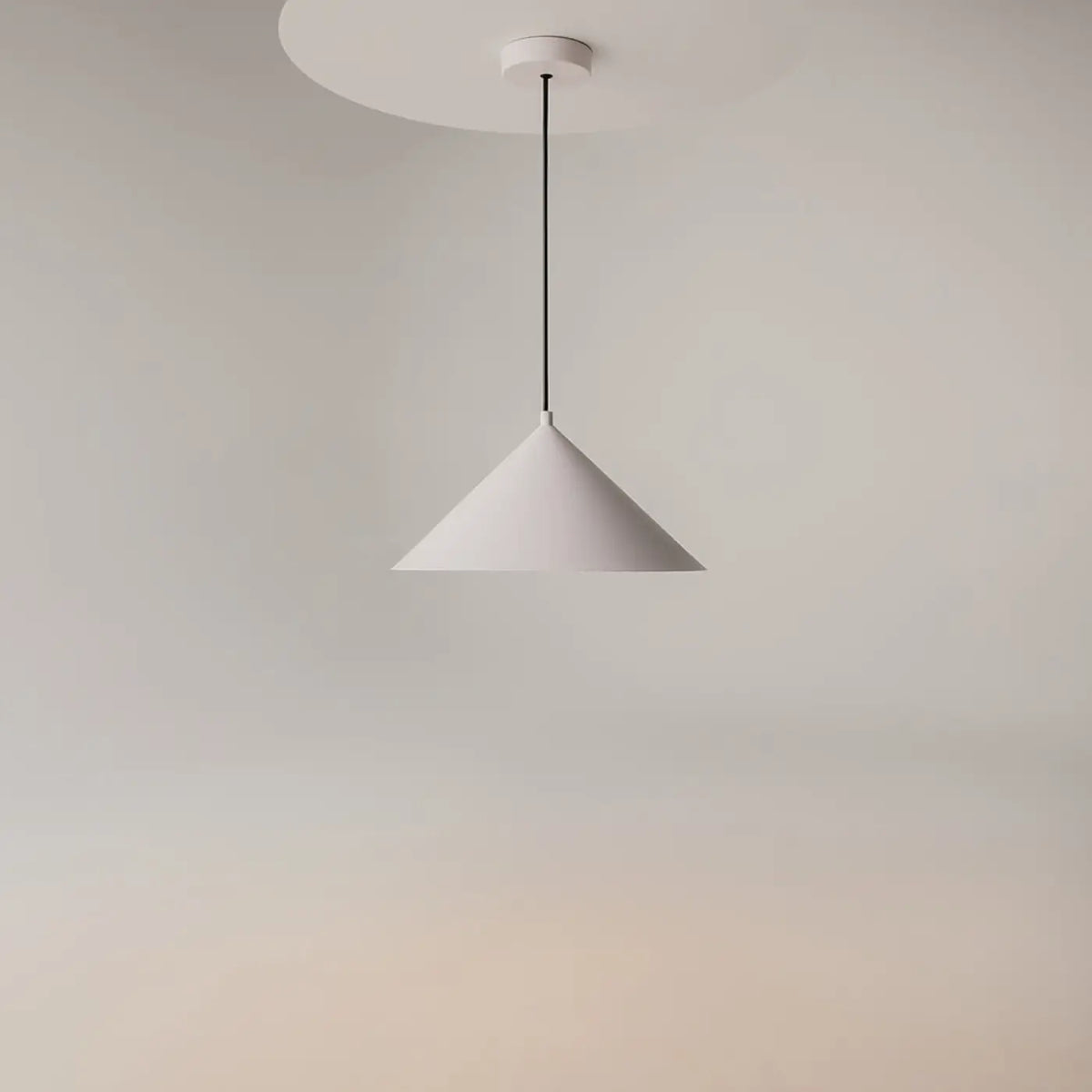 Suspension conique en métal mat, 35 cm, quatre coloris