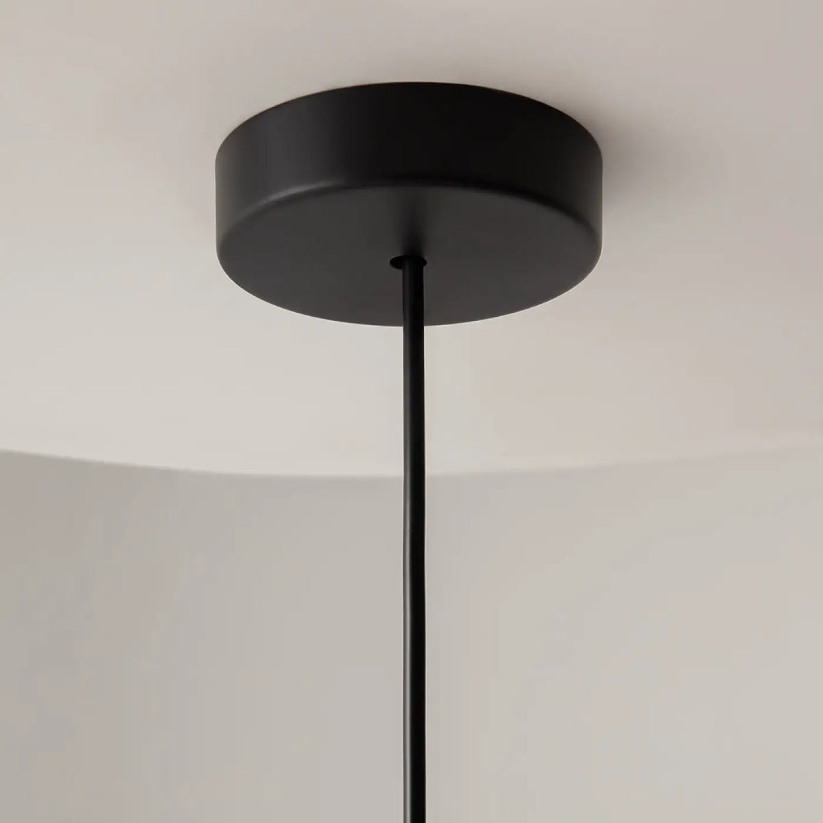 Suspension conique en métal mat, 35 cm, quatre coloris