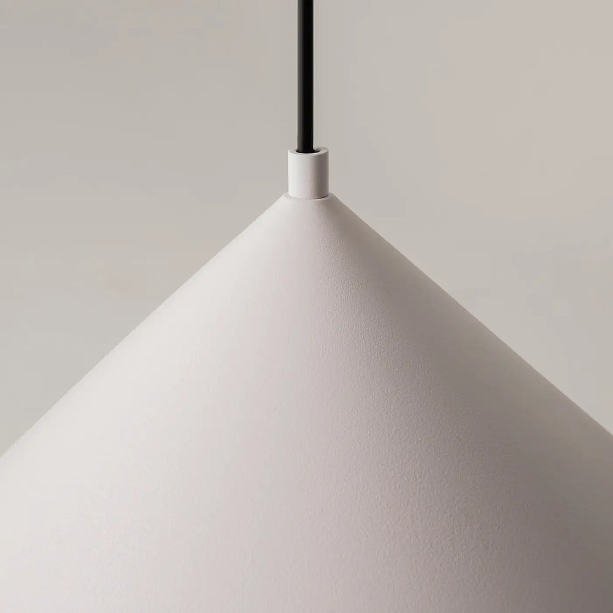 Suspension conique en métal mat, 35 cm, quatre coloris