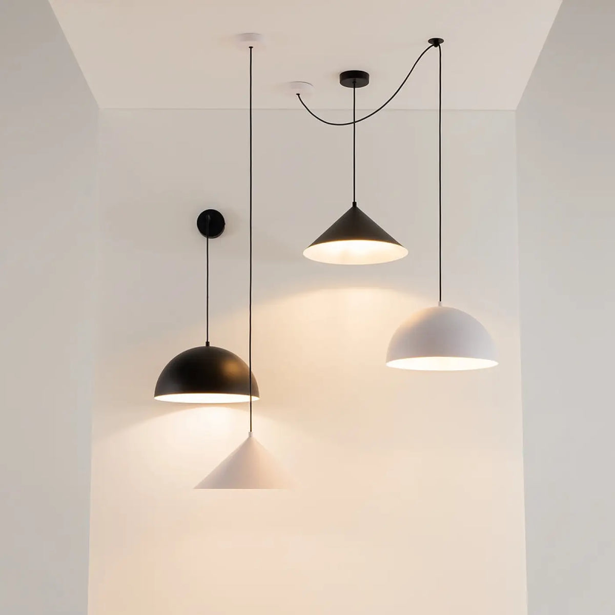 Suspension conique en métal mat, 35 cm, quatre coloris