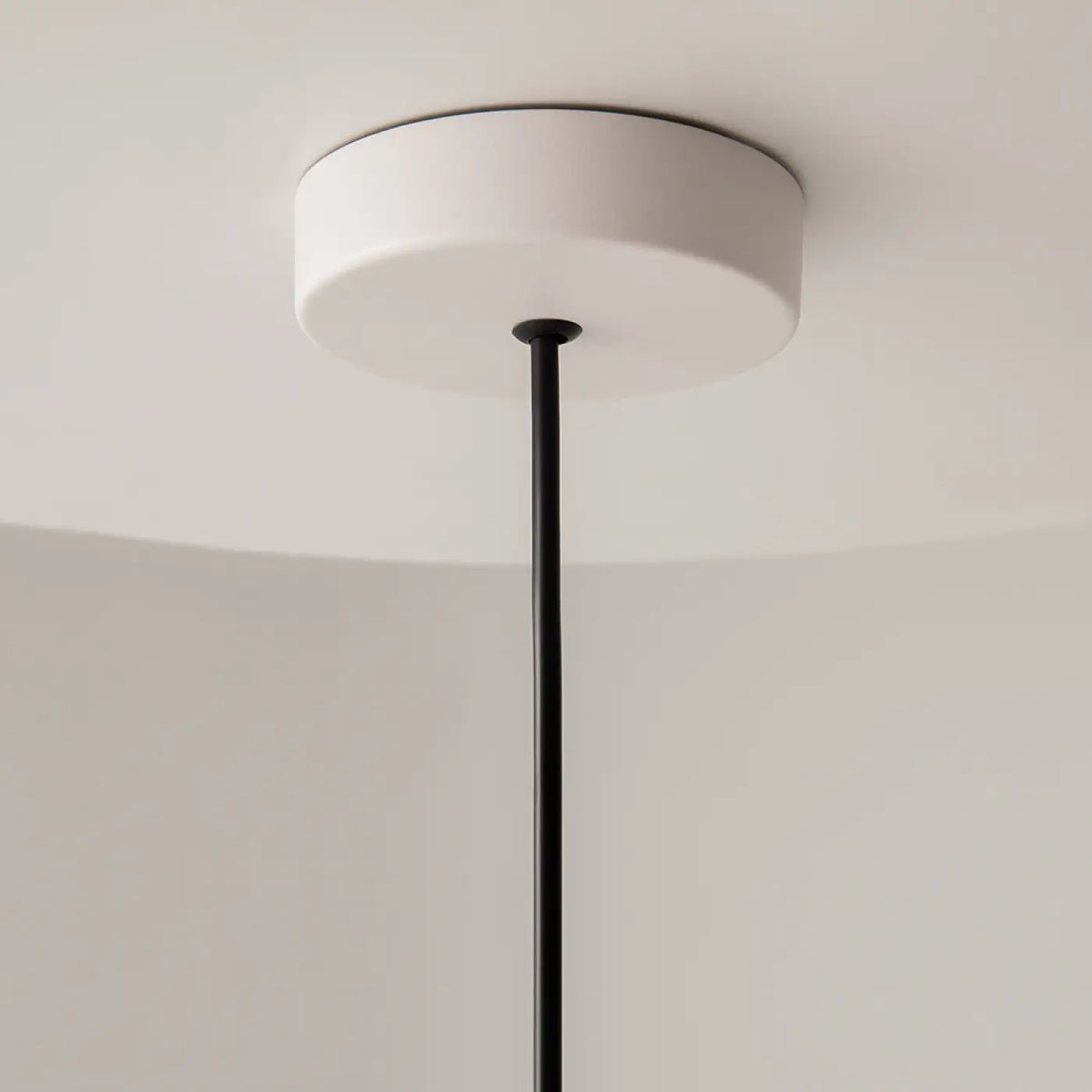 Suspension conique en métal mat, 35 cm, quatre coloris