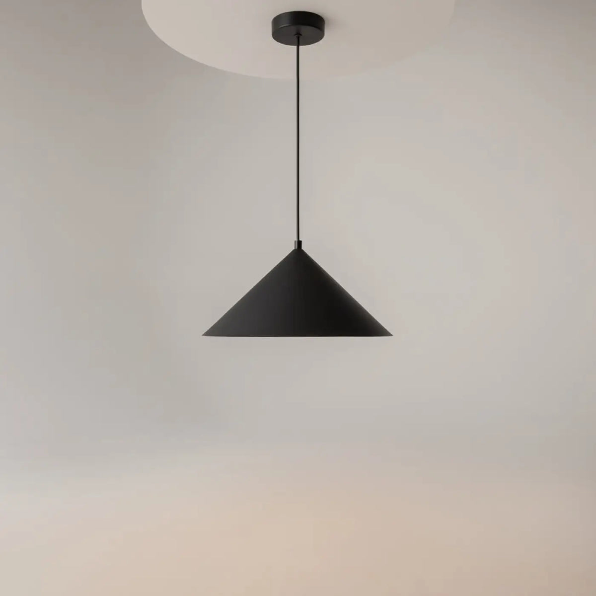 Suspension conique en métal mat, 35 cm, quatre coloris
