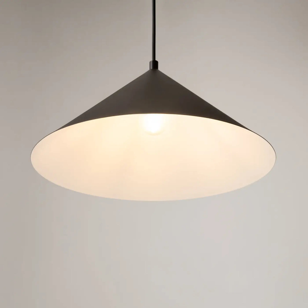 Suspension conique en métal mat, 35 cm, quatre coloris