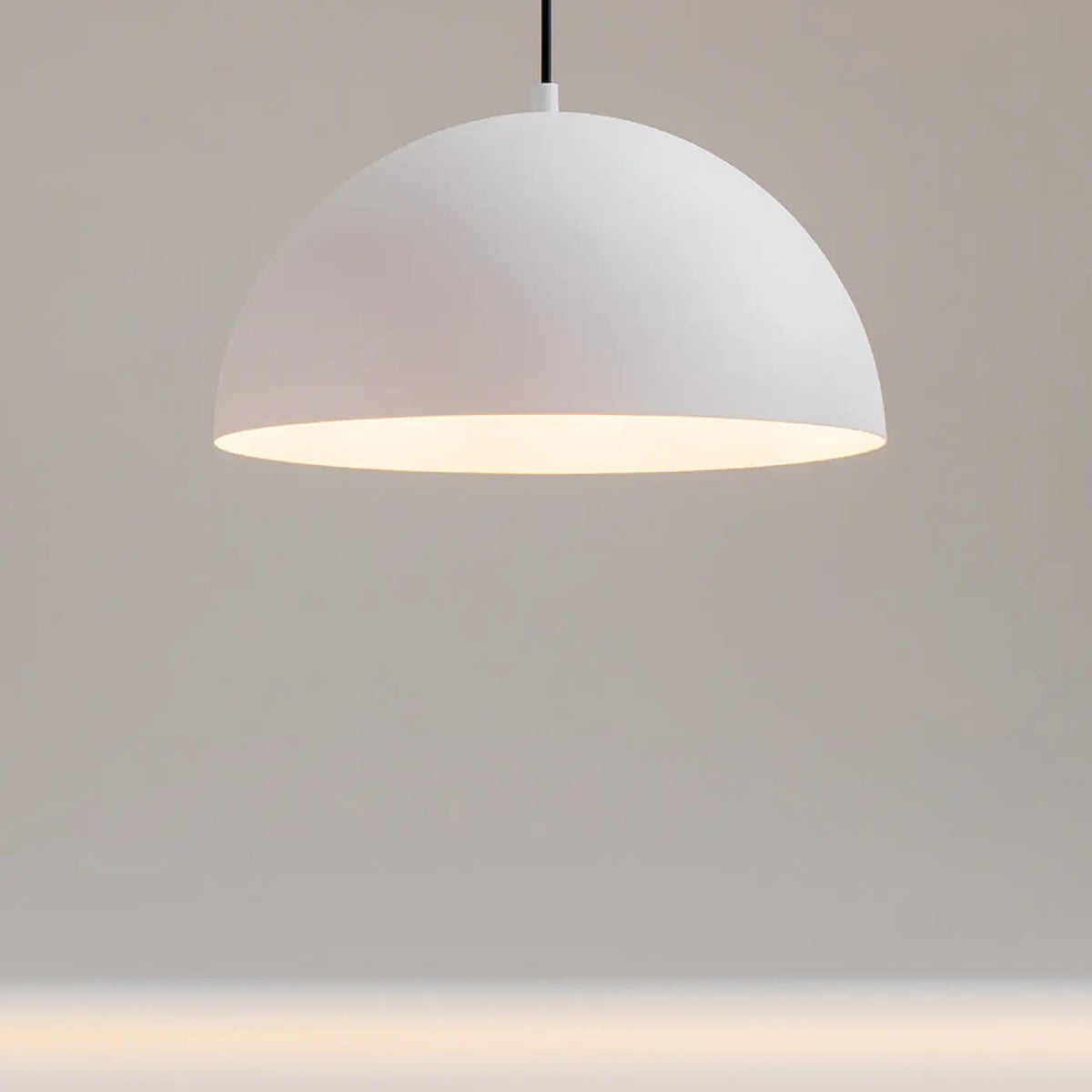 Suspension coupole en métal mat de 35 cm, quatre coloris