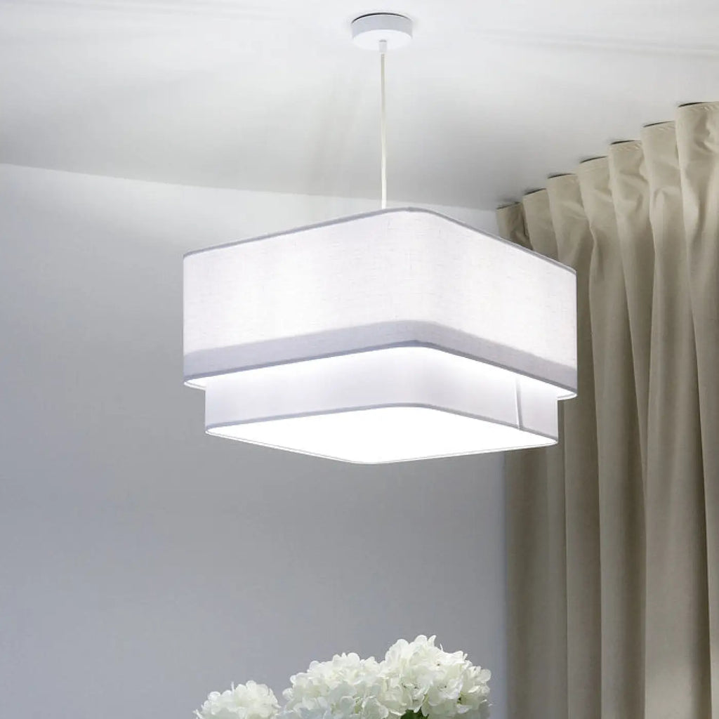 Suspension en tissu blanc, forme enveloppante et graphique