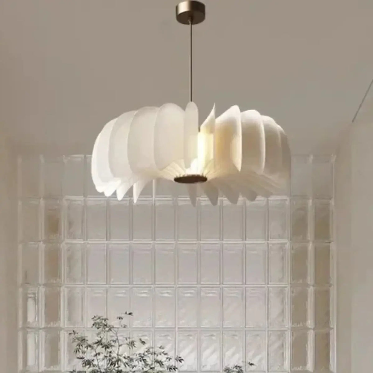 Suspension blanche à pétales sculptés, quatre tailles S à XL