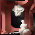 Suspension blanche sculpturale aux formes ailées, style chic