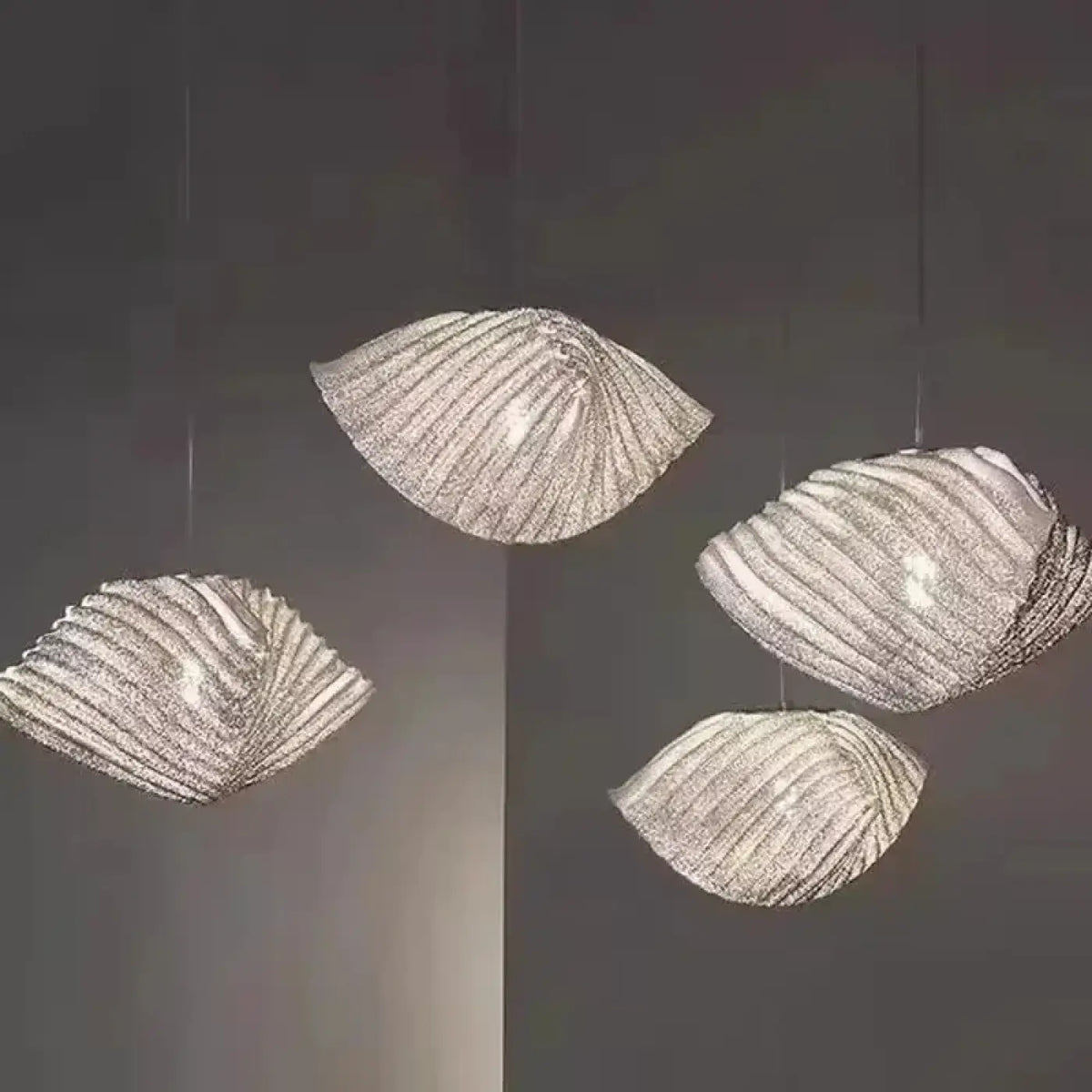 Suspension coquillage blanche aux plis réguliers