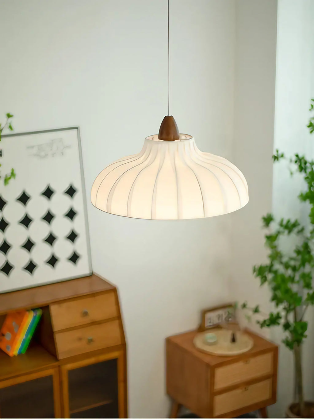Suspension plissée blanche avec détail bois, style scandinave