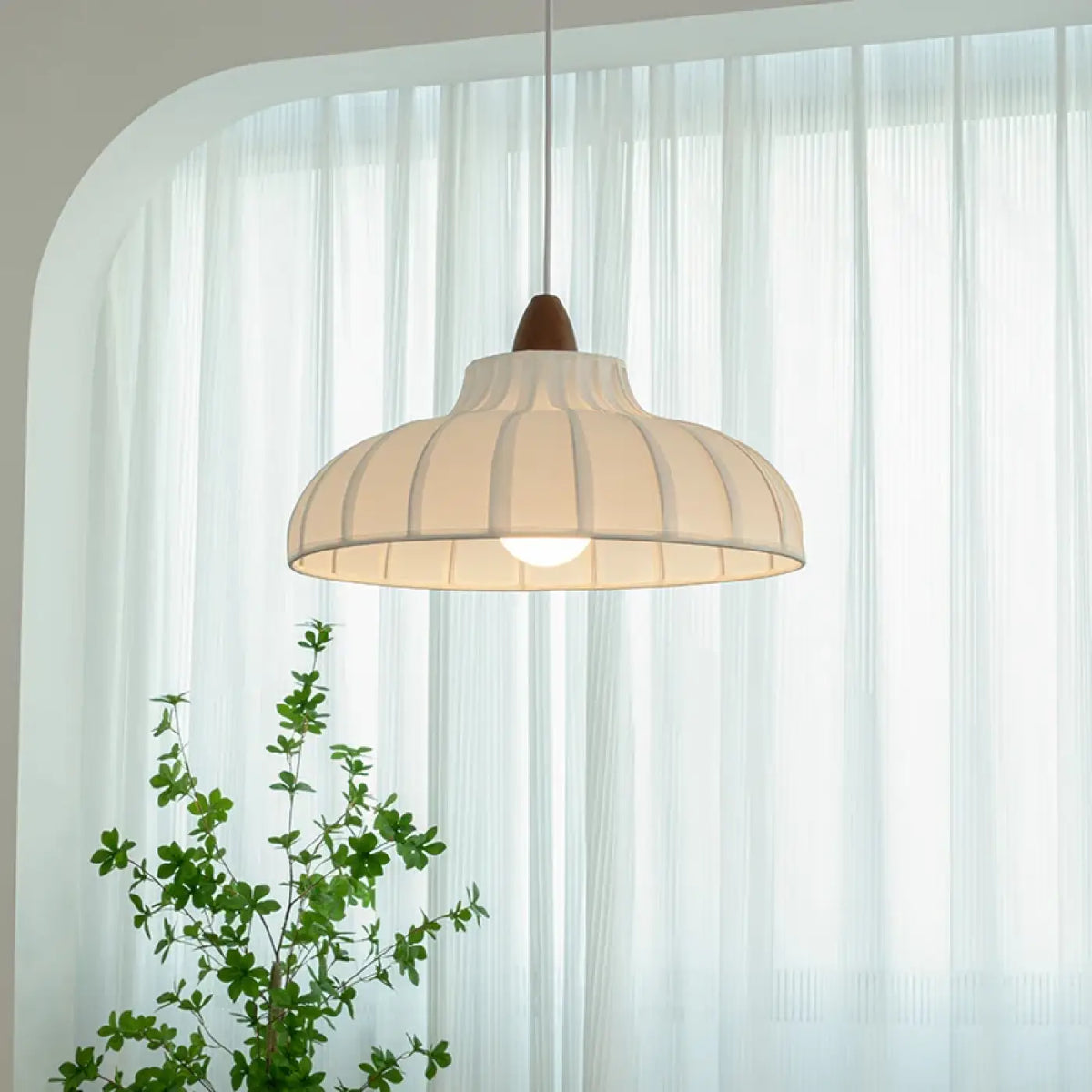 Suspension plissée blanche avec détail bois, style scandinave