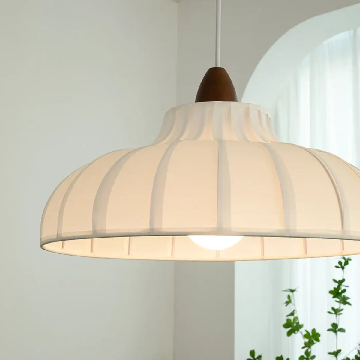 Suspension plissée blanche avec détail bois, style scandinave