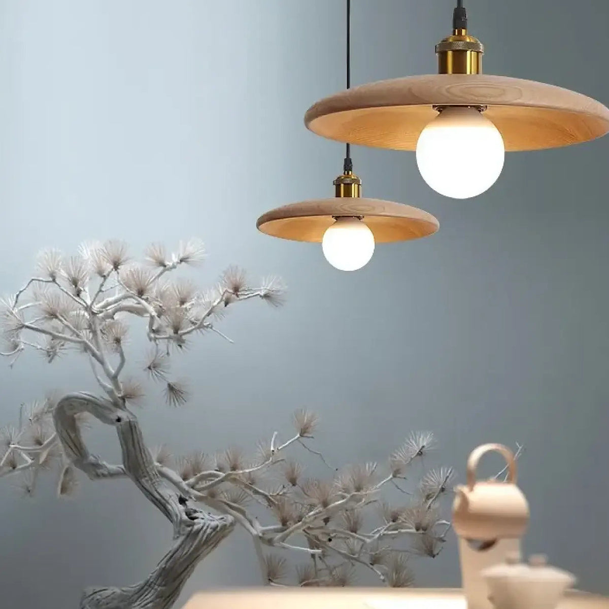 Suspension en bois naturel avec ampoule globe visible, tailles S et M, jaune