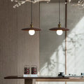 Suspension en bois naturel avec ampoule globe visible, tailles S et M, marron