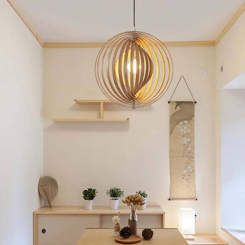 Suspension ronde en bois ajouré, forme organique, tailles S, M, L