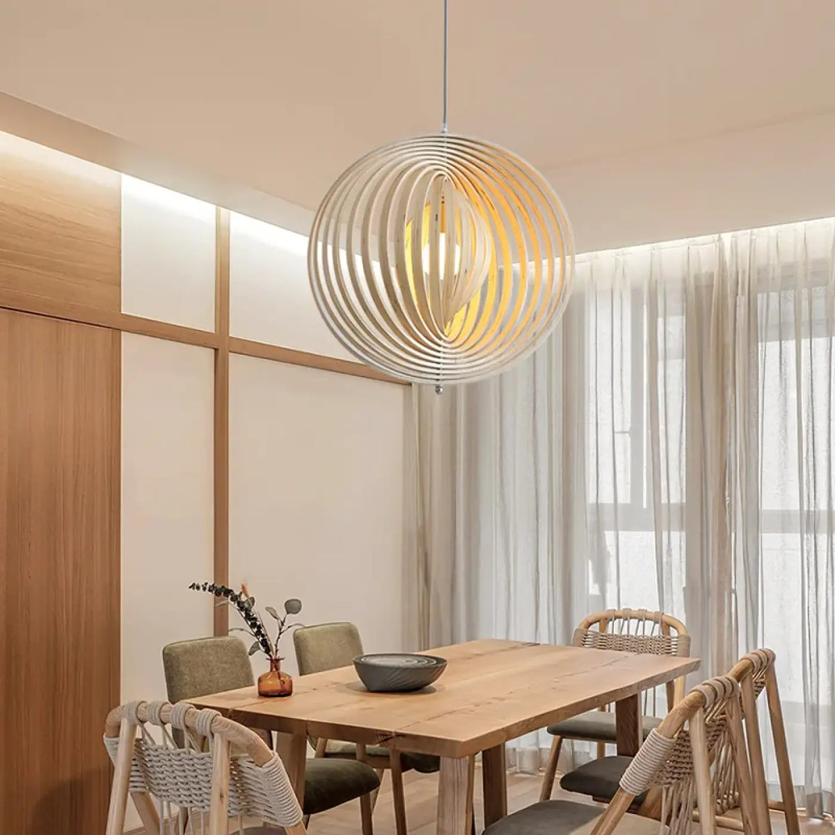 Suspension ronde en bois ajouré, forme organique, tailles S, M, L