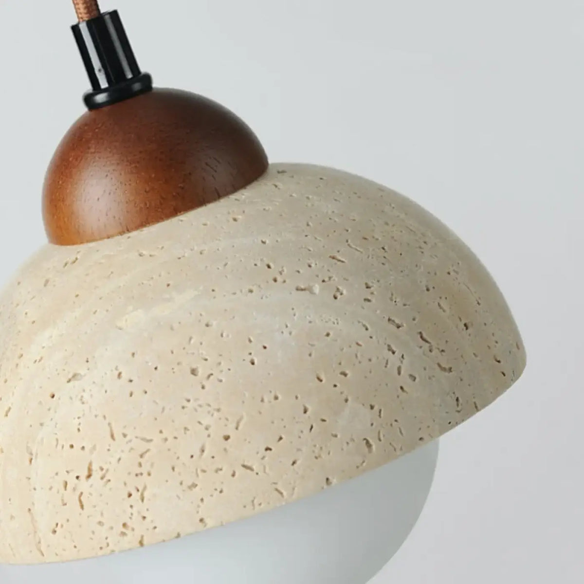 Suspension bois, travertin et verre ambré
