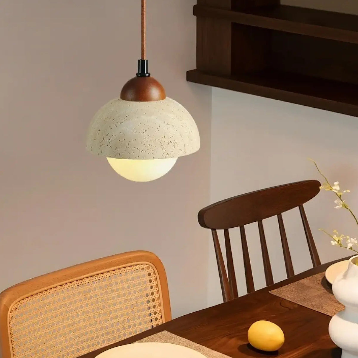 Suspension bois, travertin et verre ambré