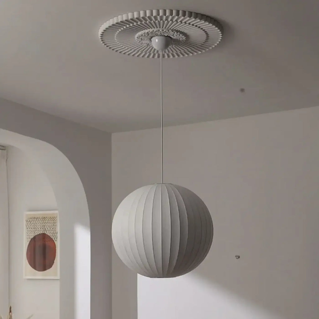 Suspension boule blanche plissée au style scandinave