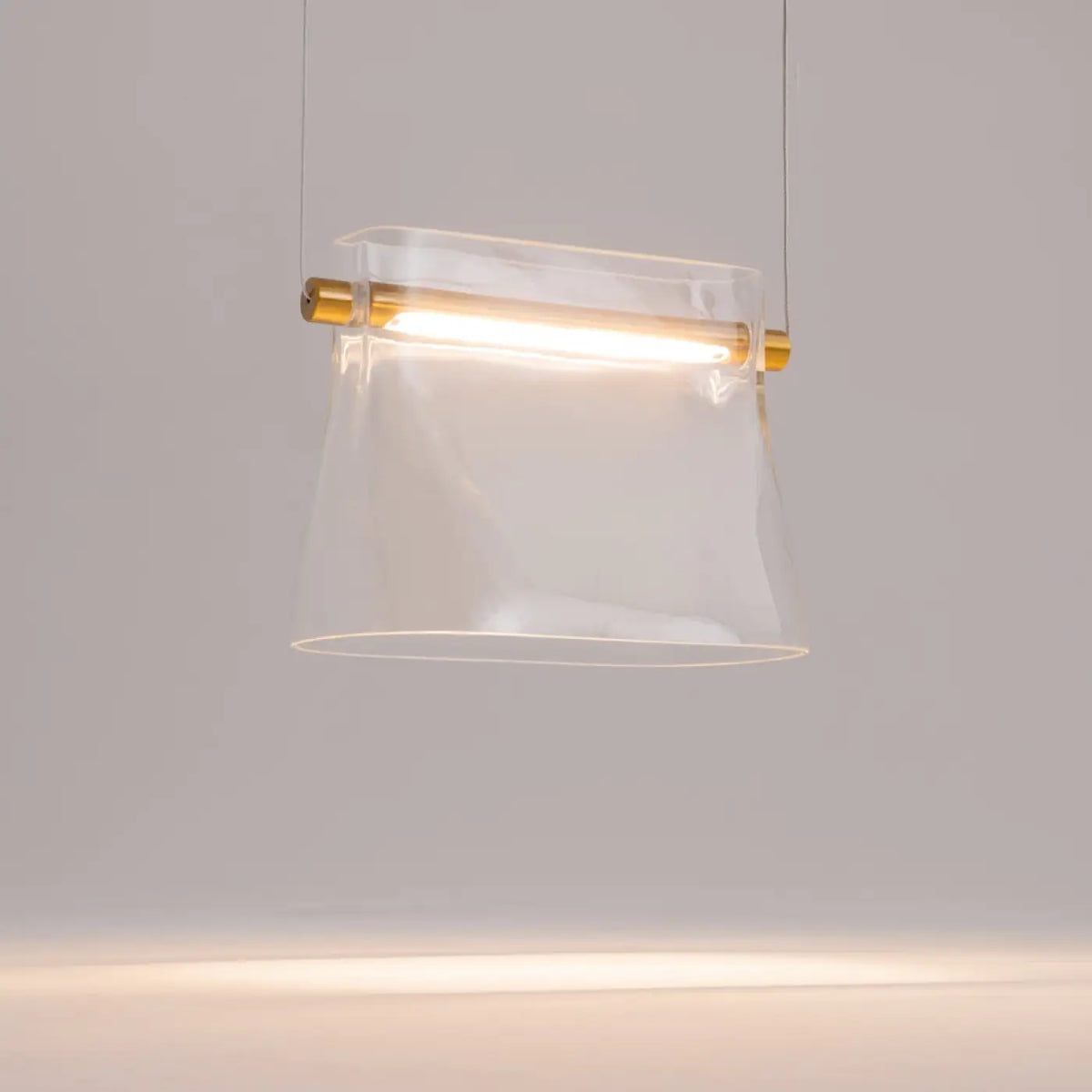 Suspension LED monture finition laiton et abat-jour en verre clair
