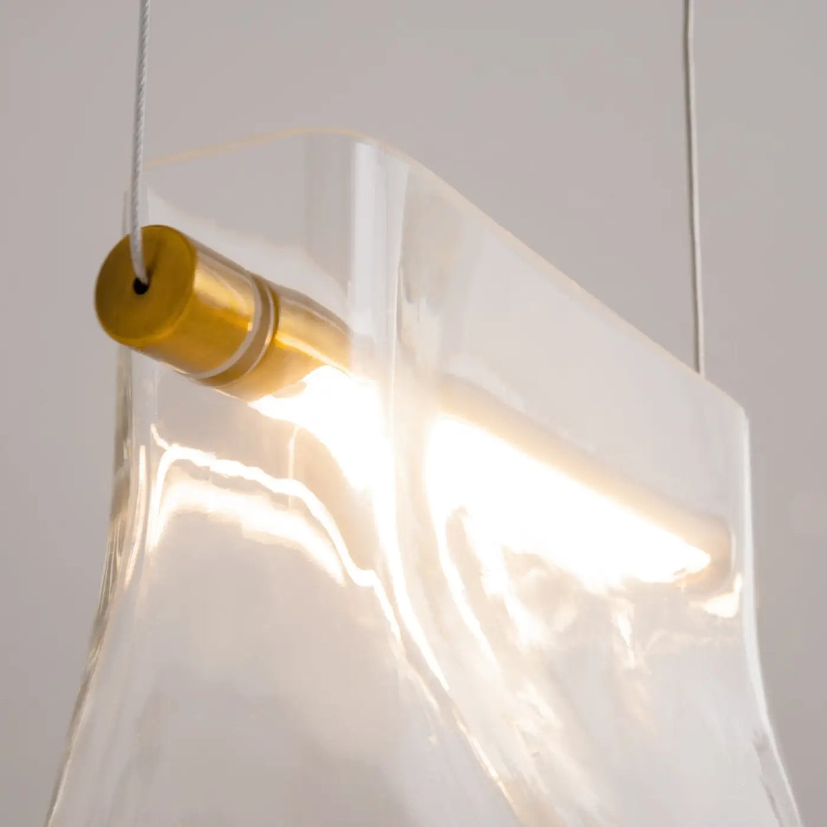 Suspension LED monture finition laiton et abat-jour en verre clair