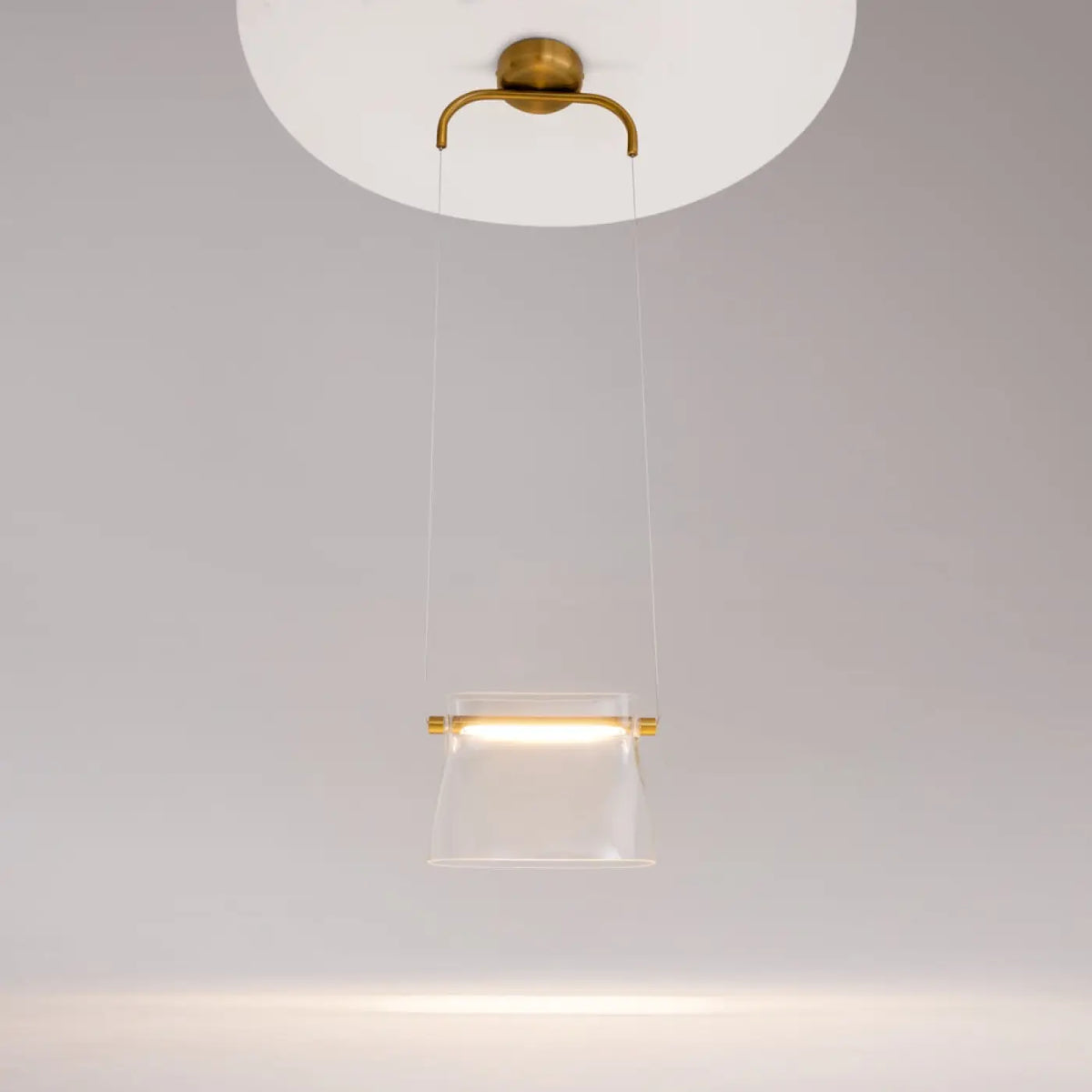 Suspension LED monture finition laiton et abat-jour en verre clair