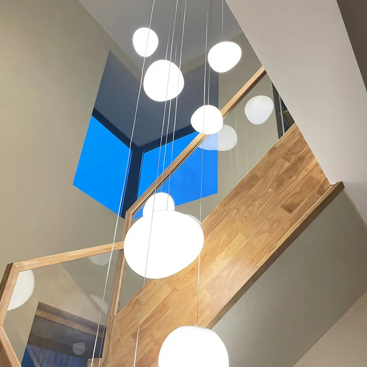 Suspension cascade de boules blanches pour haut plafond, S à XL