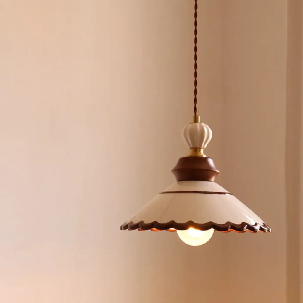 Suspension vintage en céramique avec détails en bois