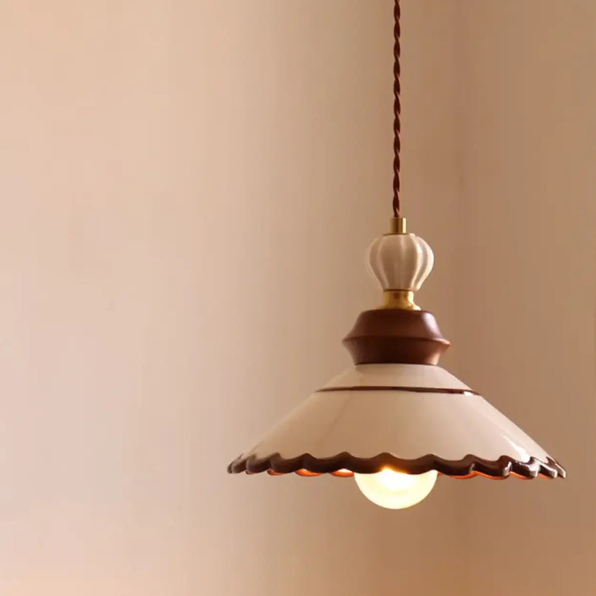 Suspension vintage en céramique avec détails en bois